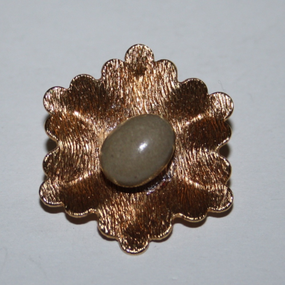 🌼 Vintage Gold & Stone Flower Brooch · 1.25"